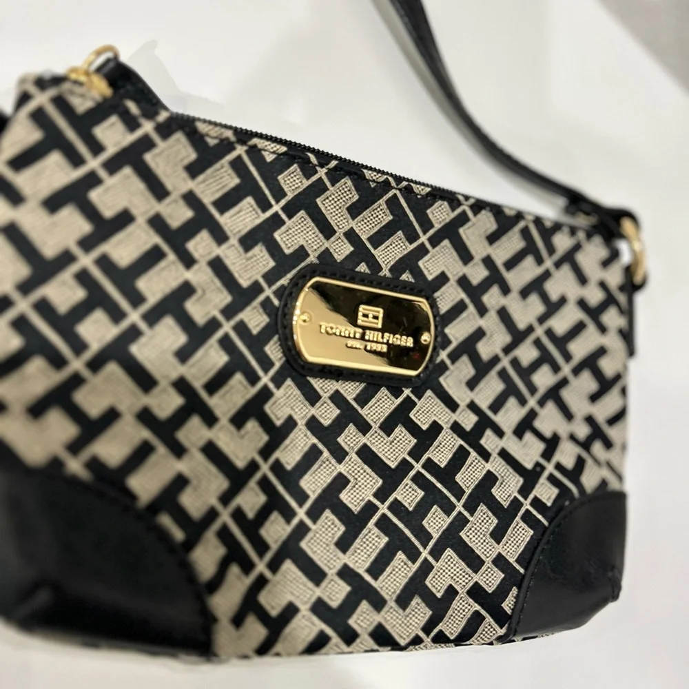 Tommy Hilfiger Crossbody wallet 💕 - Picture 4 of 5